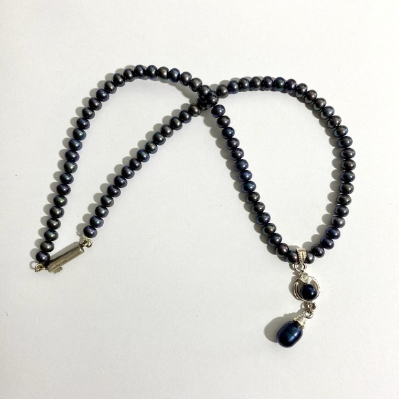 Navy Pearl Necklace with pendant | Vintage Style - Picture 2 of 6